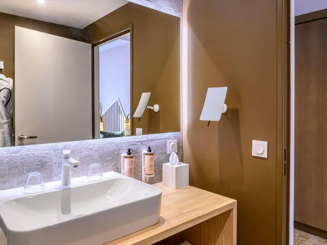 غرفة ديلوكس عائلية كبيرة بسرير كينج بإطلالة على الجبل بشرفة، Mercure Ax Les Thermes 3/4