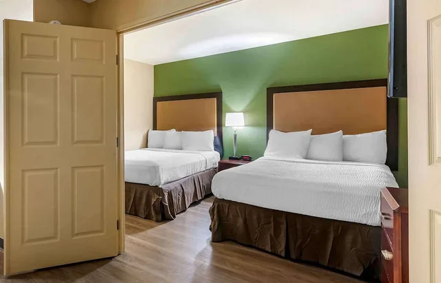 جناح بسريرين مزدوجين بغرفة نوم واحدة مع أريكة، Extended Stay America Select Suites - Orlando - Maitland - Summit Tower Blv 1/3