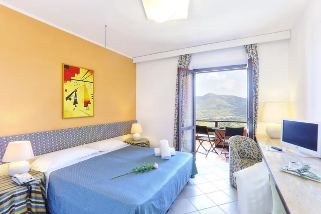غرفة ثلاثية بإطلالة على البحر، Resort Le Picchiaie 1/3