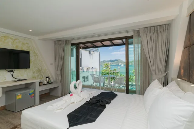 غرفة ديلوكس ثلاثية بسرير كينج وسرير فردي بإطلالة على البحر بشرفة، Destinaation Patong Boutique By The Sea 3/7