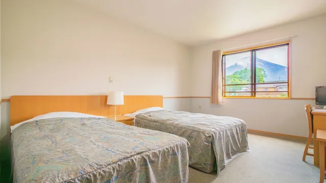 غرفة بسريرين منفصلين بإطلالة على الجبل، Resort Inn Fuyo Kawaguchiko Inter Store 1/7