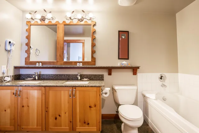 1 Bedroom, King Bed, Den، Legends Whistler 5/5