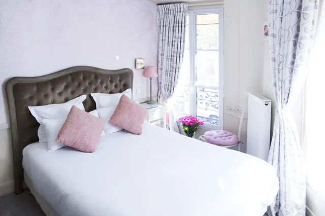 غرفة بسرير كوين، HOTEL DE LA MOTTE PICQUET 3/6