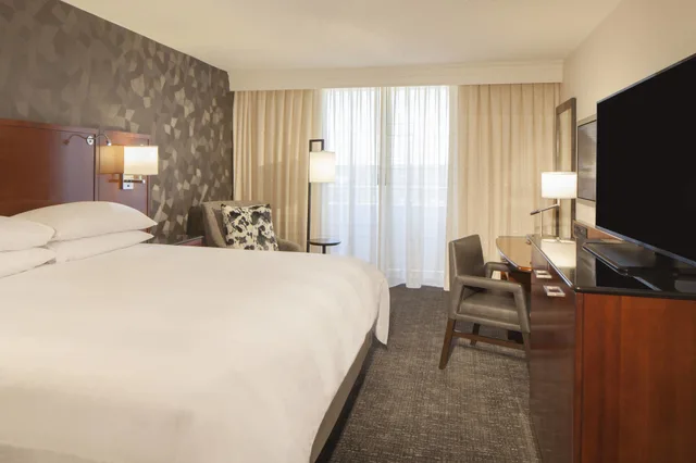 غرفة بسرير كينج في طابق مرتفع، Omaha Marriott 1/5