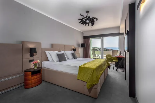 Superior, Double Bed, Two Extra Beds, Side Sea View, 2 Sofa, Balcony، Hotel Omorika Crikvenica 7/10