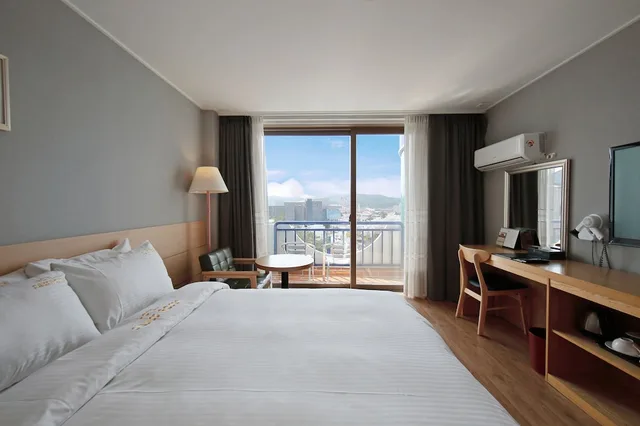 Deluxe, Double Bed, Bathtub, Benikea Swiss Rosen Hotel 2/5