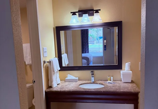 غرفة ديلوكس بسريرين مزدوجين، Days Inn by Wyndham St. Petersburg / Tampa Bay Area 6/6