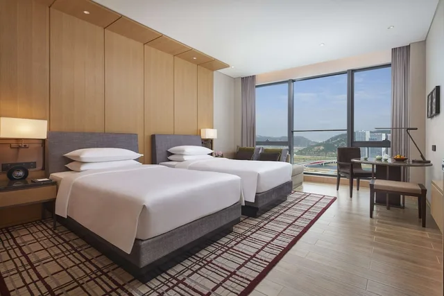 غرفة بسريرين منفصلين بإطلالة على الجبل، Hyatt Regency Hengqin 1/4