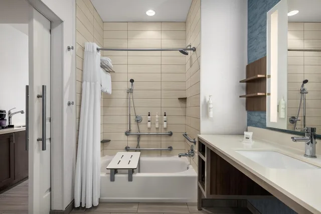 غرفة بسرير كينج بشرفة بغرفة نوم واحدة بحوض استحمام لذوي الإعاقة، Hilton Garden Inn Santa Barbara/Goleta 7/9