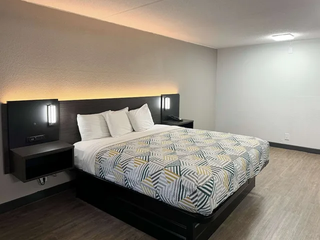 1 King Bed - Suite, Non-Smoking, Micfridge، Motel6 Huntsville, AL - University Dr 3/8