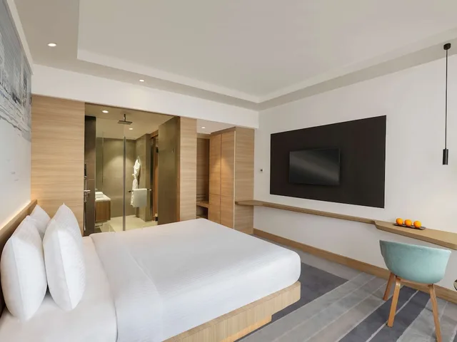 غرفة سوبيريور بسرير كينج بإطلالة على البحر، Novotel Mumbai Juhu Beach 3/10