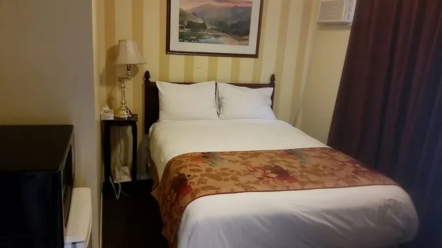 غرفة بسرير كينج بمطبخ، Arbutus Inn 4/7