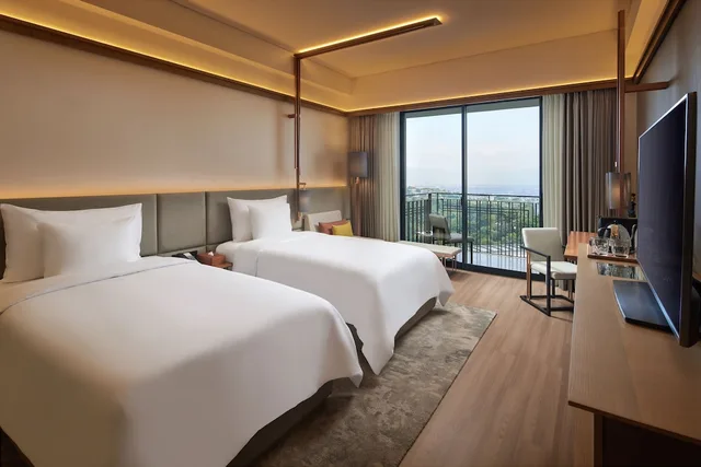 غرفة ديلوكس بسريرين منفصلين بإطلالة على المدينة بشرفة، The Gaia Hotel Bandung 1/4