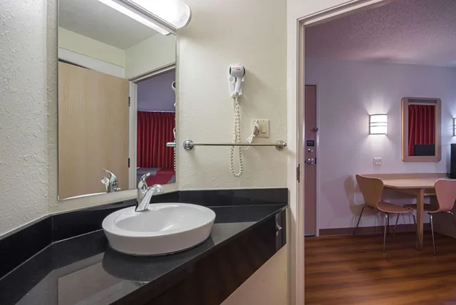 غرفة بسرير كينج وسرير كوين، Motel6 Whitby ON - Toronto East 10/10