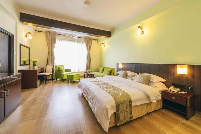 غرفة فاخرة بسرير كينج، Trance Greenfields Resort And Convention Centre 2/2