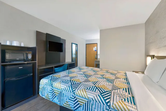 غرفة قياسية بسرير مزدوج، Motel6 Cedar Rapids, IA - Airport 3/4
