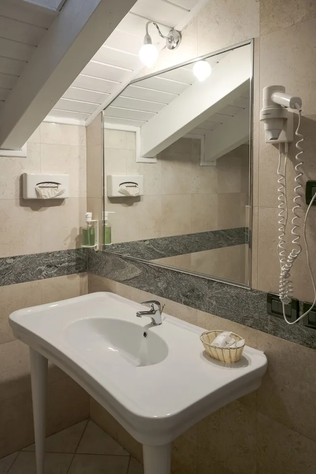 غرفة سوبيريور ثلاثية بسرير كوين وسرير فردي، Hotel Ungheria Varese 1946 3/4