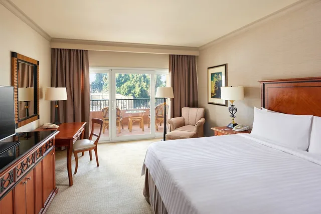 غرفة قياسية بسرير كينج بإطلالة، Cairo Marriott Hotel and Omar Khayyam Casino 1/4