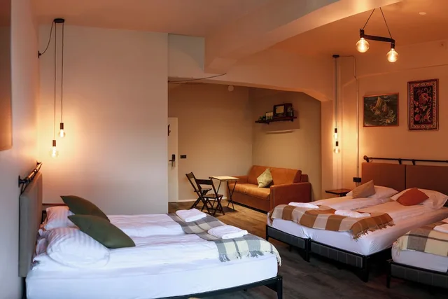 غرفة عائلية بسريرين كوين بحمام خاص مع أريكة، Kex Hostel Reykjavík 1/10