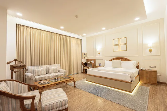 غرفة بريميوم بسرير كينج بإطلالة على الجبل بشرفة، WELCOMHOTEL BELLA VISTA, PANCHKULA - CHANDIGARH 2/3