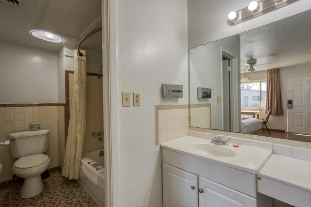 room, 2 queen beds, smoking, Hotel Heber Springs Lakeside 1/1