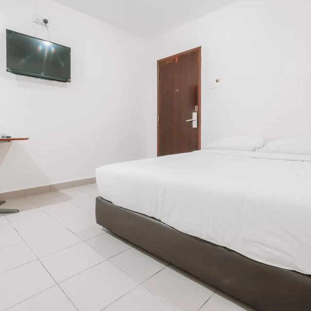 Superior, King Bed, No Window، A Hotel Desker 2/5