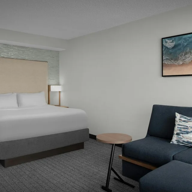 غرفة ديلوكس بسرير كينج بحوض استحمام في طابق مرتفع لذوي الإعاقة، Courtyard Virginia Beach Oceanfront South 1/3