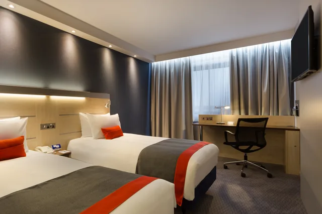 غرفة بسريرين منفصلين لذوي الإعاقة، Holiday Inn Express Watford Junction 2/3