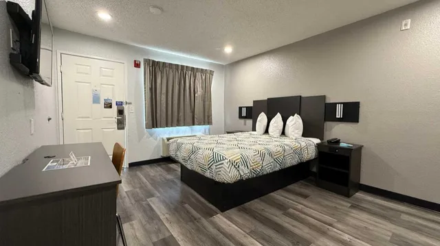 1 Queen Bed ADA/RI Shower/Nsmk/Kitchen، OYO 1000969 Studio6 Tacoma, WA - South 7/10