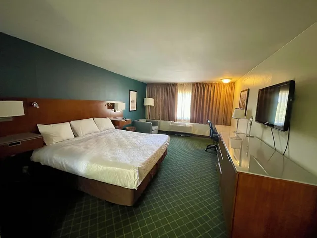 غرفة قياسية بسرير كينج، Portside Inn & Suites 3/6