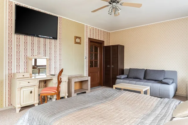 غرفة رباعية بسرير كوين مع أريكة، Royal Residence 9/10