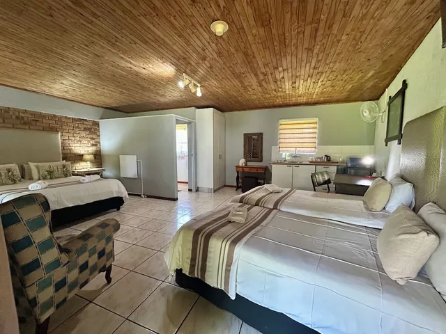 4 Rooms, Family, Queen and Twin Beds, Airport Game Lodge 4/10