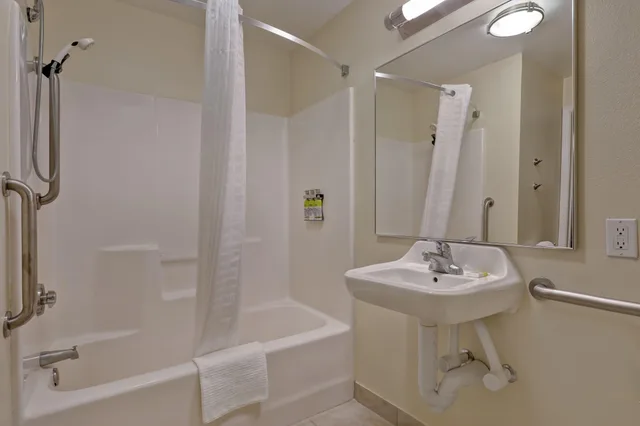 جناح بسرير كوين بغرفة نوم واحدة مع أريكة، Candlewood Suites Indianapolis - South 3/3