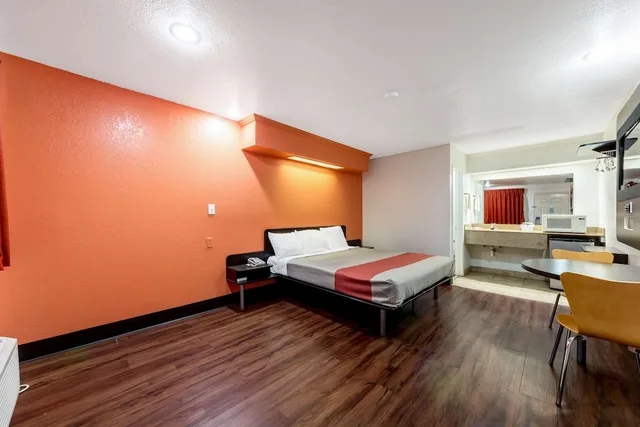 غرفة قياسية بسرير كينج، Motel6 San Antonio, TX - Frost Bank Center 1/10