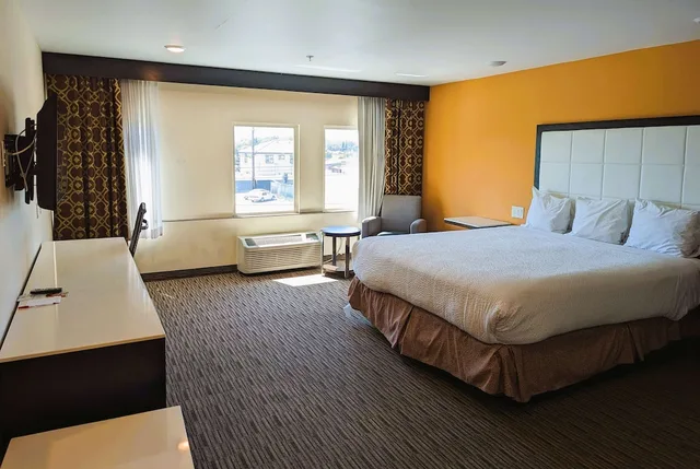 غرفة بزنس بسرير كينج، Ramada By Wyndham Culver City 2/4