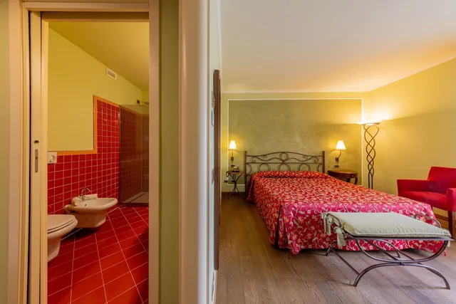 غرفة بسرير كينج بإطلالة على البحيرة بشرفة، Hotel La Darsena 1/4
