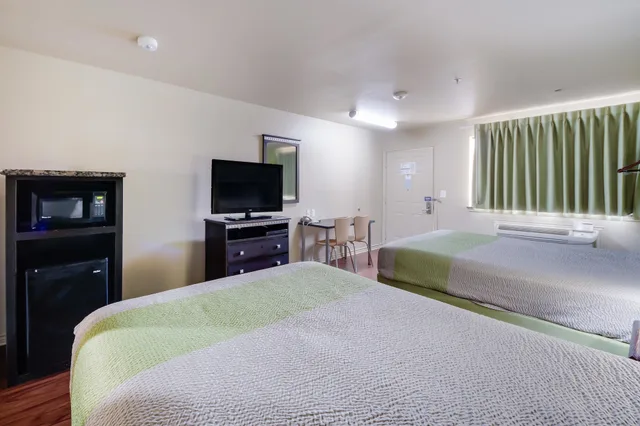 2 Bedrooms, Comfort, 2 Queen Beds, Motel 6 Floresville Tx 4/6