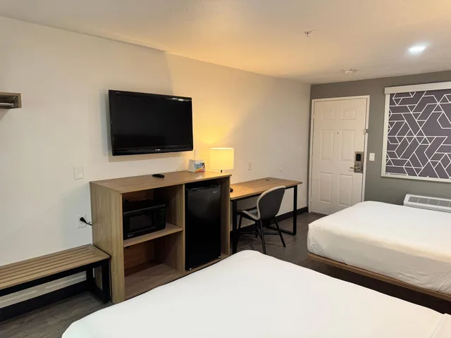 غرفة رباعية بسرير كوين لذوي الإعاقة، Rodeway Inn & Suites Rancho Mirage - Palm Desert Area 3/5