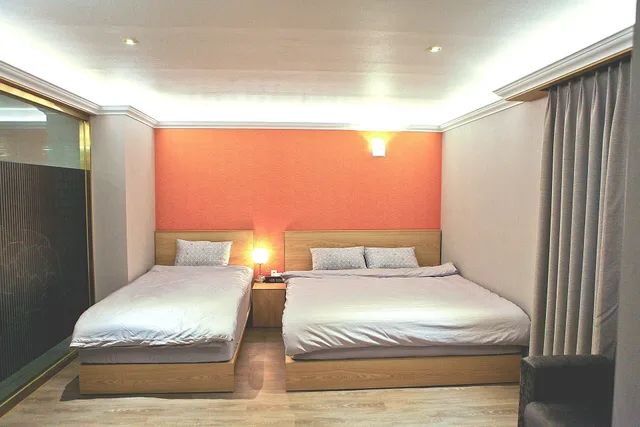 غرفة ديلوكس عائلية بسرير مزدوج وسرير فردي، Jeju Sejong Hotel 1/3