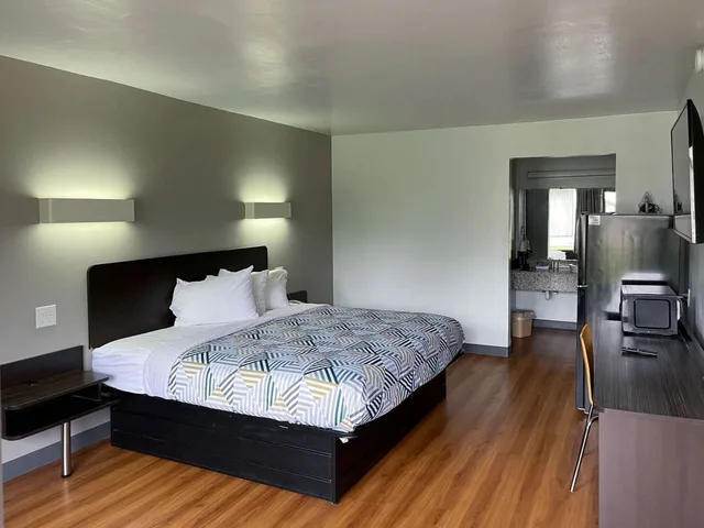 غرفة قياسية بسرير كينج للمدخنين، Motel6 Conyers, GA 4/8
