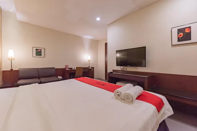 Junior Suite, RedDoorz Plus @ Cipaganti Street 3 7/10