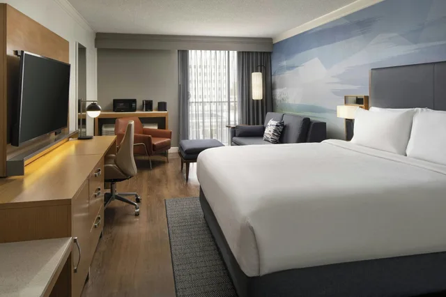 Room, 1 King Bed with Sofa bed, Harbor View, Courtyard Long Beach Downtown 3/10
