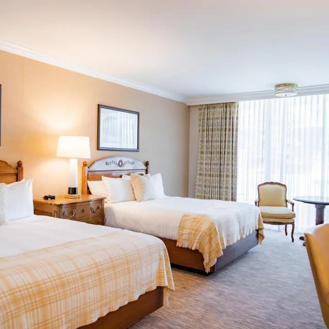 Preferred, King Bed, 2 Queen Beds، Little America 1/2