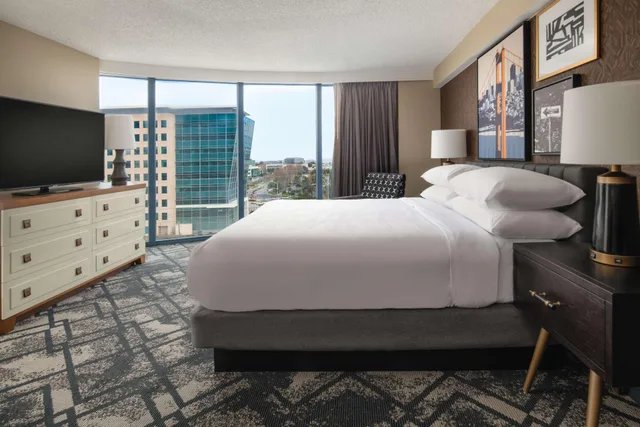 استوديو بسرير كينج بغرفة نوم واحدة، Embassy Suites by Hilton San Francisco Airport Oyster Point 2/4