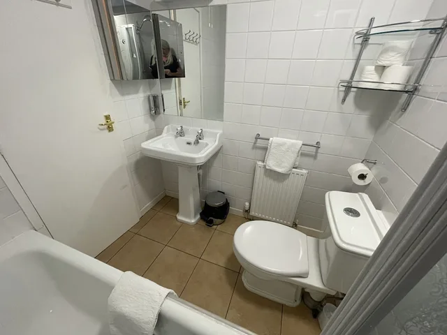 غرفة قياسية ثلاثية بسرير مزدوج وسرير فردي، Llandudno Hostel 3/3