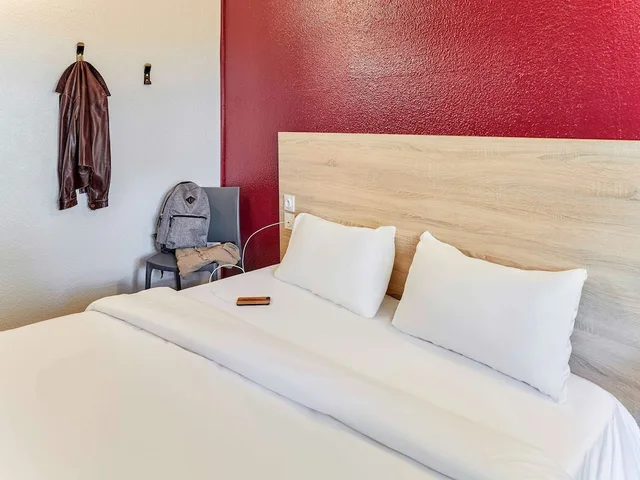 Car, Double Bed, Side View، Hotelf1 Clermont Ferrand Est 8/8