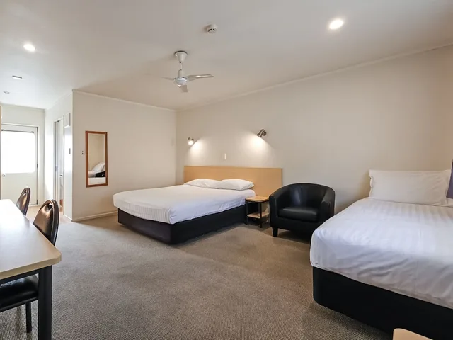 غرفة سوبيريور بسرير كوين وسرير فردي، Captain Cook Motor Lodge 1/5