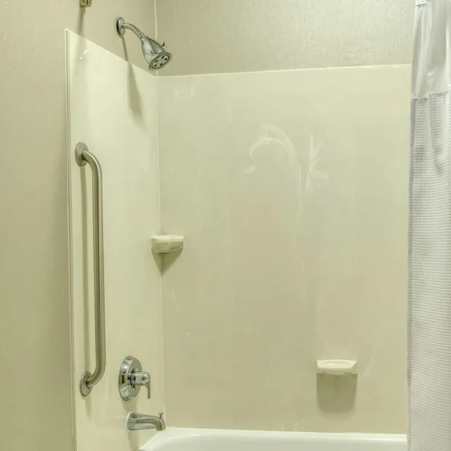 جناح بسرير كوين بغرفة نوم واحدة مع أريكة، Springhill Suites Lawrence Downtown 3/3