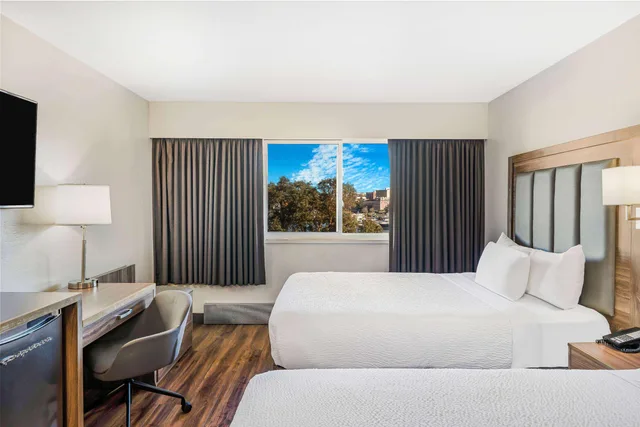Efficiency, 2 Double Beds, Harbour View، Days Inn by Wyndham Victoria On The Harbour 2/2