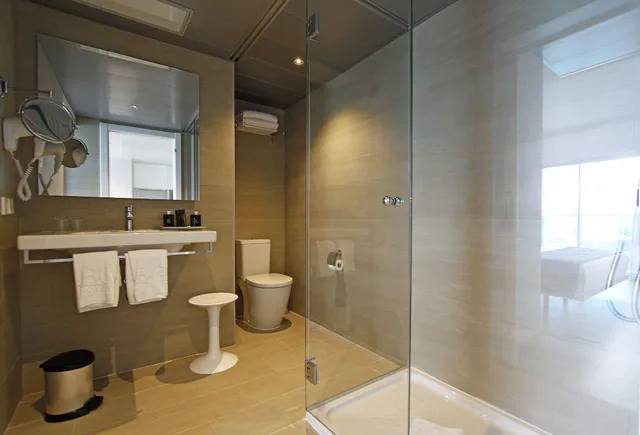 غرفة قياسية بسريرين منفصلين بإطلالة على البحر، BG Tonga Tower Design Hotel and Suites 3/3